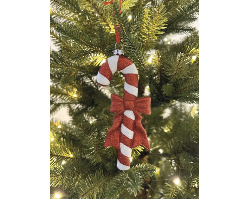 Gestreifter Weihnachtsbaumanhänger in Form einer Zuckerstange mit Glitzerschleife am Weihnachtsbaum.