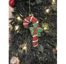Christbaumschmuck Zuckerstange mit Stechpalme am Weihnachtsbaum.