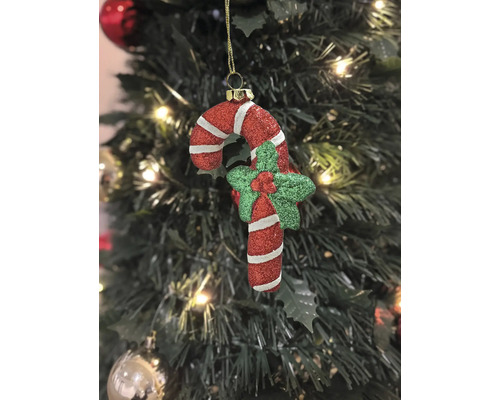 Christbaumschmuck Zuckerstange mit Stechpalme am Weihnachtsbaum.