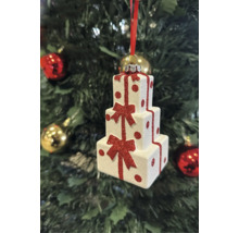 Christbaumschmuck in Form von drei gestapelten Geschenken mit Schleifen hängend an einem Weihnachtsbaum.
