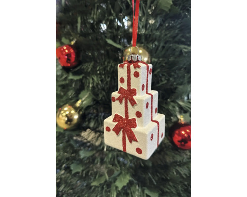 Christbaumschmuck in Form von drei gestapelten Geschenken mit Schleifen hängend an einem Weihnachtsbaum.