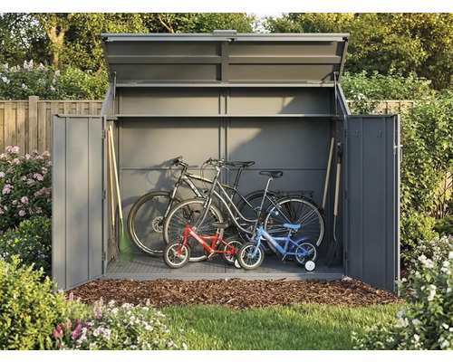 Abri à vélos en métal ouvert dans un jardin contenant deux vélos pour adultes, deux vélos pour enfants et des outils de jardinage.