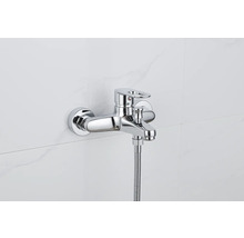 Mitigeur de baignoire monocommande chromé pour montage mural avec inverseur et raccord de douche.