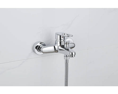Mitigeur de baignoire monocommande chromé pour montage mural avec inverseur et raccord de douche.
