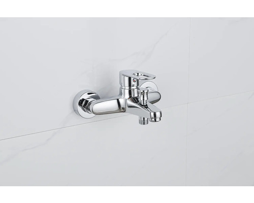 Mitigeur de baignoire monocommande chromé pour montage mural avec inverseur pour la fonction douche.