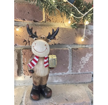 Dekorative Weihnachtsfigur Elch mit Schal und goldenem Geschenk vor einer Backsteinwand mit Beleuchtung.