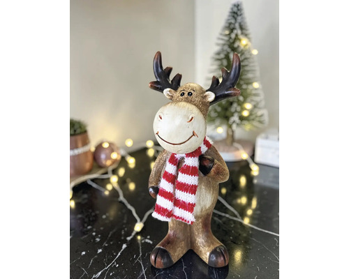 Dekofigur Rentier mit rot-weiß gestreiftem Schal und braunem Geweih, stehend, Weihnachtsdekoration.