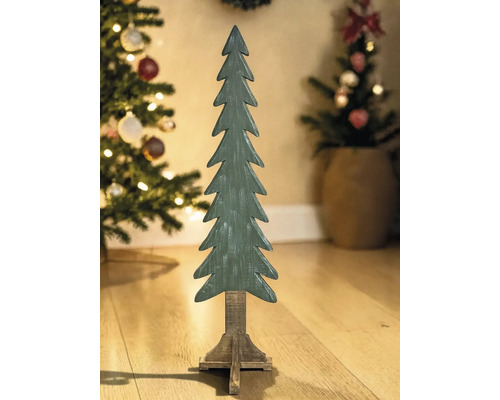 Dekorativer Weihnachtsbaum aus Holz mit Standfuß in einem weihnachtlich dekorierten Raum.