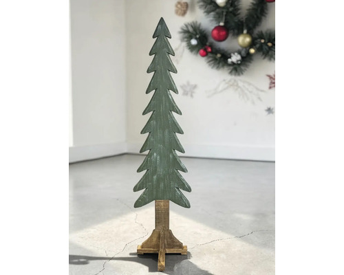 Schmaler dekorativer Weihnachtsbaum aus grün gestrichenem Holz mit rustikalem Finish auf einem hölzernen Standfuß.