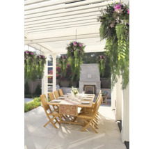Außenessbereich unter einer weißen Pergola mit Holztisch, Holzstühlen, hängenden Pflanzen und einem Steinkamin auf einer gefliesten Terrasse.