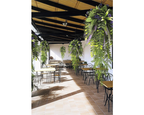 Künstliche Hängepflanzen über einer hellen Terrasse mit Holztischen und Metallstühlen.