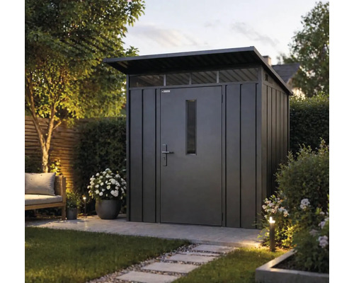 Abri de jardin moderne en métal avec toit en appentis, porte avec fenêtre et impostes dans un jardin aménagé avec des dalles.