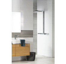 Salle de bains moderne avec carrelage blanc et gris, meuble sous-vasque en bois, vasque à poser blanche et douche de tête chromée.