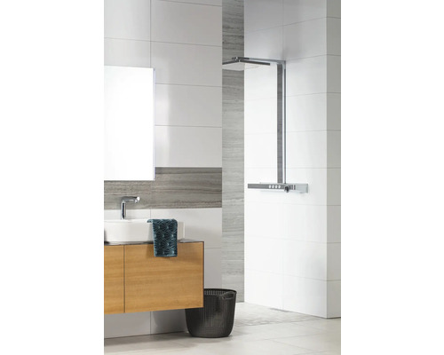 Salle de bains moderne avec carrelage blanc et gris, meuble sous-vasque en bois, vasque à poser blanche et douche de tête chromée.