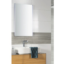 Salle de bains lumineuse avec armoire de toilette moderne avec éclairage LED, vasque à poser blanche et meuble sous-lavabo aspect bois.