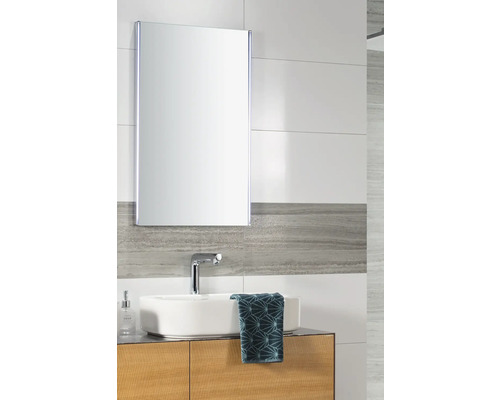 Salle de bains lumineuse avec armoire de toilette moderne avec éclairage LED, vasque à poser blanche et meuble sous-lavabo aspect bois.