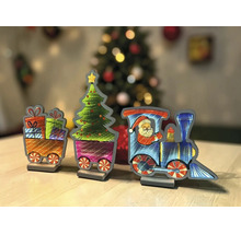Décoration de Noël en bois en trois parties représentant un train avec le Père Noël, un sapin et des cadeaux sur des supports.