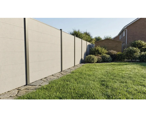 Clôture pare-vue moderne aspect béton avec poteaux métalliques dans un jardin avec pelouse et bordure en pierre.