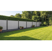 Clôture pare-vue moderne en plaques de fibrociment gris avec poteaux métalliques foncés dans un jardin avec pelouse et haie.