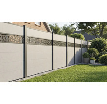 Brise-vue moderne en panneaux avec un élément décoratif géométrique dans un jardin avec pelouse.