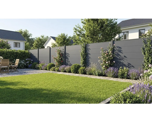 Clôture brise-vue moderne anthracite dans un jardin avec pelouse, lavande et meubles en bois sur une terrasse en gravier.