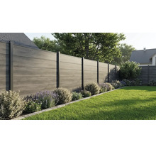 Clôture de jardin moderne composée d éléments en bois composite avec des poteaux en métal noir dans un jardin entretenu avec pelouse.