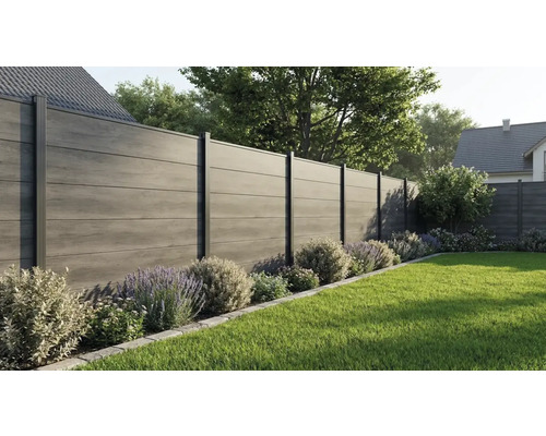 Clôture de jardin moderne composée d éléments en bois composite avec des poteaux en métal noir dans un jardin entretenu avec pelouse.