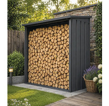 Modernes Kaminholzregal aus Metall in Anthrazit gefüllt mit gestapeltem Brennholz im Garten neben einer Steinmauer.