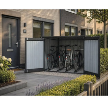 Abri à vélos moderne en métal avec doubles portes ouvertes et quatre vélos devant une entrée de maison en briques, aspect organisé.