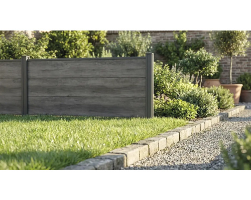 Clôture de protection visuelle aspect bois avec panneaux horizontaux et poteaux métalliques foncés dans un jardin avec pelouse et bordure.