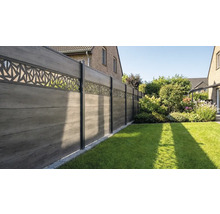 Clôture de jardin moderne en planches composites grises avec bande décorative ajourée et poteaux métalliques dans un jardin soigné.