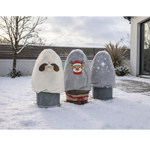 Drei Winterschutz-Vlieshauben mit Igel-, Rentier- und Sternmotiven schützen Pflanzen in einem hellen, verschneiten Garten vor Frost.