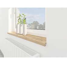 Innenaufnahme einer Fensterbank in heller Holzoptik unter einem weißen Fenster, mit drei weißen Vasen und einem Heizkörper darunter.