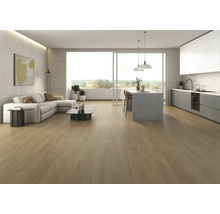 Salon et cuisine modernes et lumineux avec sol aspect bois, canapé et îlot de cuisine.