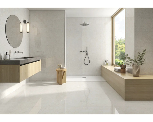 Salle de bains moderne et lumineuse avec carrelage grand format aspect pierre naturelle, douche à l'italienne et meuble vasque en bois.