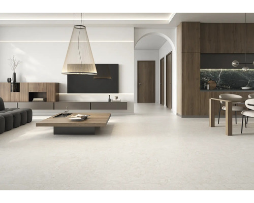 Salon moderne et lumineux avec un revêtement de sol clair, des meubles en bois et une cuisine intégrée.