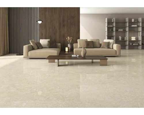 Salon moderne avec de grands carreaux de sol polis aspect marbre, des canapés beiges et une table basse en bois foncé.