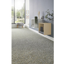 Moquette texturée dans un salon moderne avec des étagères murales, de la décoration et une grande fenêtre donnant sur la verdure.