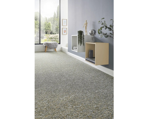 Moquette texturée dans un salon moderne avec des étagères murales, de la décoration et une grande fenêtre donnant sur la verdure.