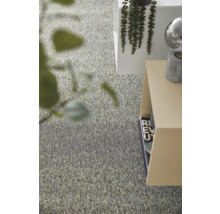 Intérieur moderne avec moquette texturée, tables d appoint minimalistes et plantes vertes décoratives dans une pièce lumineuse.