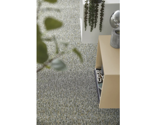 Intérieur moderne avec moquette texturée, tables d appoint minimalistes et plantes vertes décoratives dans une pièce lumineuse.