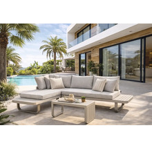 Ensemble de salon d'extérieur moderne en L avec cadre en aluminium beige, coussins gris et table basse, sur une terrasse près d'une piscine.
