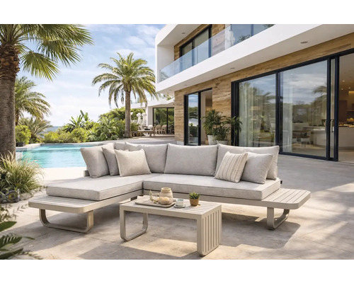 Ensemble de salon d'extérieur moderne en L avec cadre en aluminium beige, coussins gris et table basse, sur une terrasse près d'une piscine.