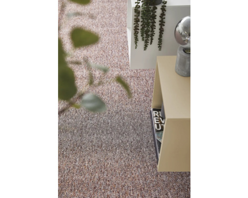 Moquette texturée chinée dans un intérieur moderne avec tables d'appoint et plantes.