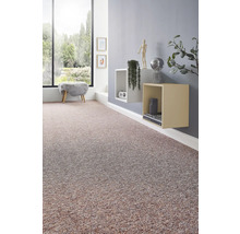 Salon moderne avec moquette chinée, étagères murales et grande fenêtre donnant sur le jardin.