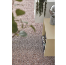 Moquette texturée chinée dans un intérieur moderne avec tables d'appoint et plantes.