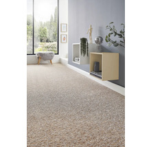 Heller moderner Wohnraum mit strukturiertem Teppichboden in Beige-Grau-Melange, grauer Wand, Schweberegalen und grossem Fenster zum Garten.