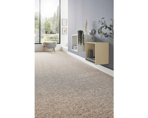 Heller moderner Wohnraum mit strukturiertem Teppichboden in Beige-Grau-Melange, grauer Wand, Schweberegalen und grossem Fenster zum Garten.