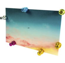 Kleine runde Metallmagnete in verschiedenen Farben, die ein Bild halten.