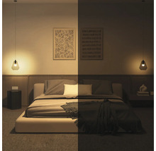 Schlafzimmer mit zwei Pendelleuchten im Vergleich von hell beleuchtet zu gedimmtem Licht.